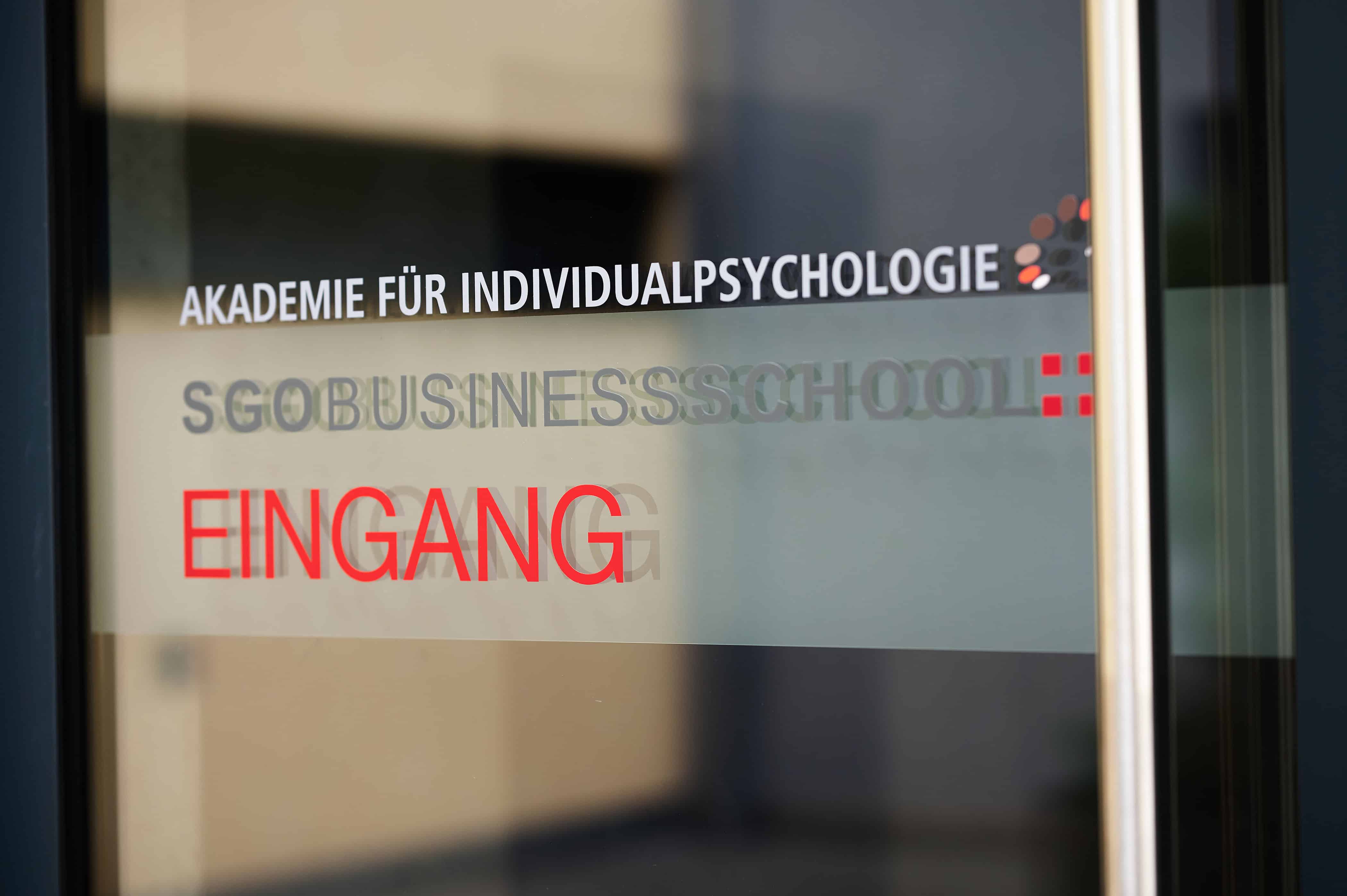 Psychologie studieren oder eine Ausbildung in psychosozialer Beratung?