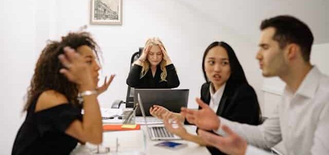 Ungünstige Verhaltensmuster: Ein anschauliches Beispiel dazu: Ein Klient hat als Kind verinnerlicht, „Nur wenn ich meine Meinung lautstark vertrete, werde ich gehört“, er erlebt, dass er im Erwachsenenalter häufig auf Widerstand stösst. Die vehemente Art, wie er eigene Ansichten vertritt, sorgt immer wieder für Konflikte – im Team, in der Familie oder im Freundeskreis.