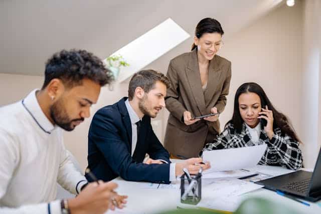 Ungünstige Verhaltensmuster: Die Beraterin machte ihm deutlich, dass er diese Erinnerung „objektivieren“ kann: Die Tatsachen bleiben bestehen, aber die Sichtweise darauf darf sich verändern. Ihm wurde bewusst, dass er heute nicht mehr in der schwächeren Position von damals ist. Gespräche verlaufen in der Gegenwart meist anders. Familie, Freunde und Kollegen schätzen ihn und hören ihm grundsätzlich zu – allerdings lieber ohne Lautstärke oder Vehemenz. Aus dieser neuen Sichtweise heraus verlor der alte Leitsatz an Kraft. Erleichtert formulierte er einen neuen: „Ich werde gehört.“