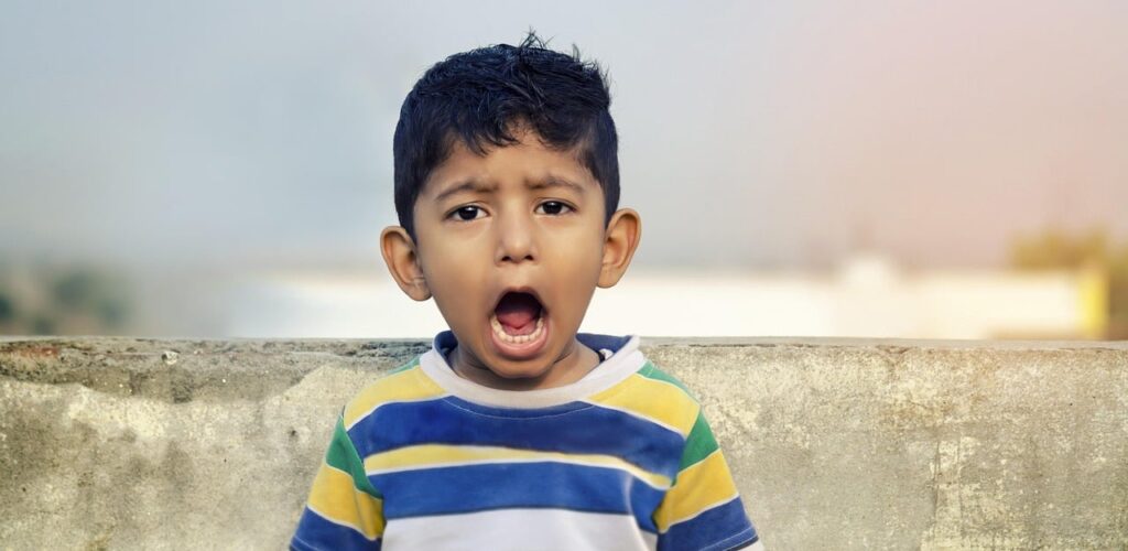 Ungünstige Verhaltensmuster: Gemeinsam mit der Beraterin blickte er auf eine Kindheitserinnerung: Er sitzt als kleiner Junge am Familientisch mit seinen Eltern und zwei älteren Geschwistern. Alle reden durcheinander, niemand hört ihm zu – wie so oft. Er versucht, eine Gesprächslücke zu finden, doch es gelingt ihm nicht. Wut steigt in ihm auf, bis er schließlich schreit: „Jetzt will ich auch mal etwas sagen!“ Plötzlich ist es still. Alle Augen sind auf ihn gerichtet, und er kann sein wichtiges Erlebnis aus der Schule erzählen.