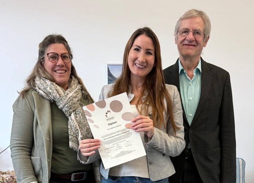 Diplomandin Nadine Bärtschi mit den beiden Expert/innen Rahel Sondheimer und Jürg Rüedi