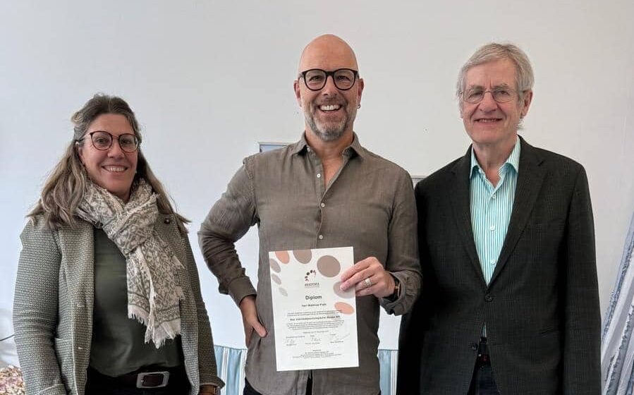 Diplomand Matthias Plath mit den beiden Expert/innen Rahel Sondheimer und Jürg Rüedi