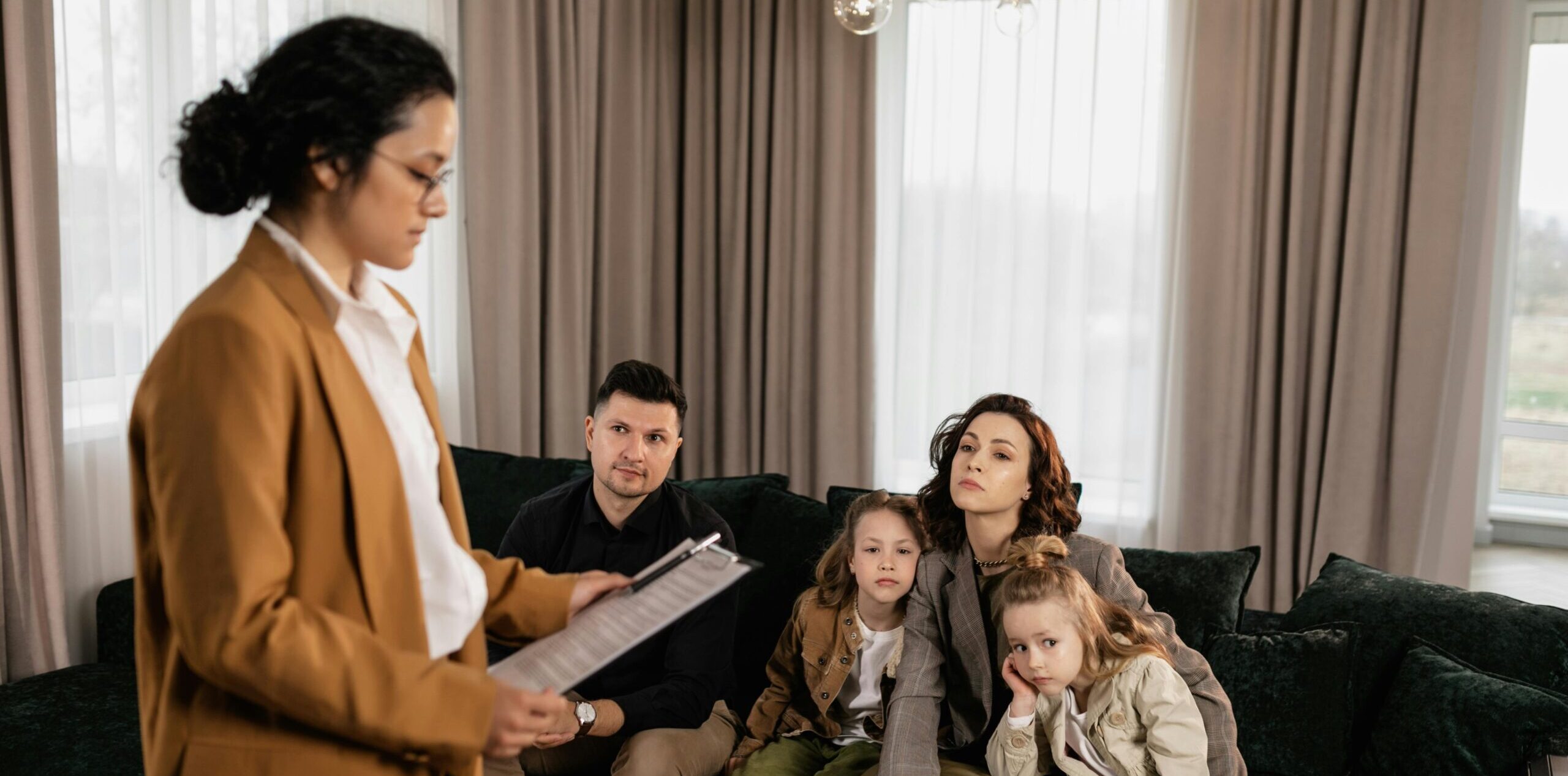 Familie bei einer Familienberatung