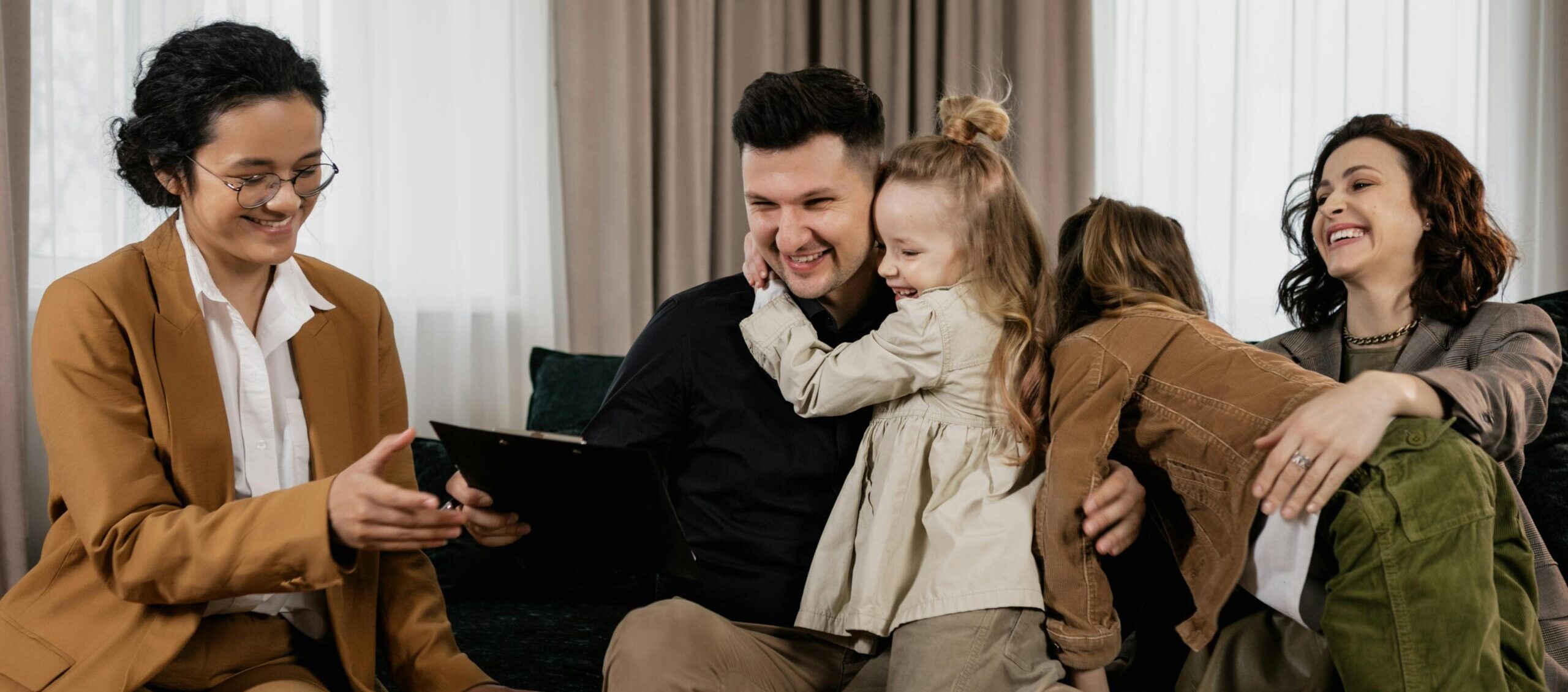 Fröhliche Familie bei einer Familienberatung