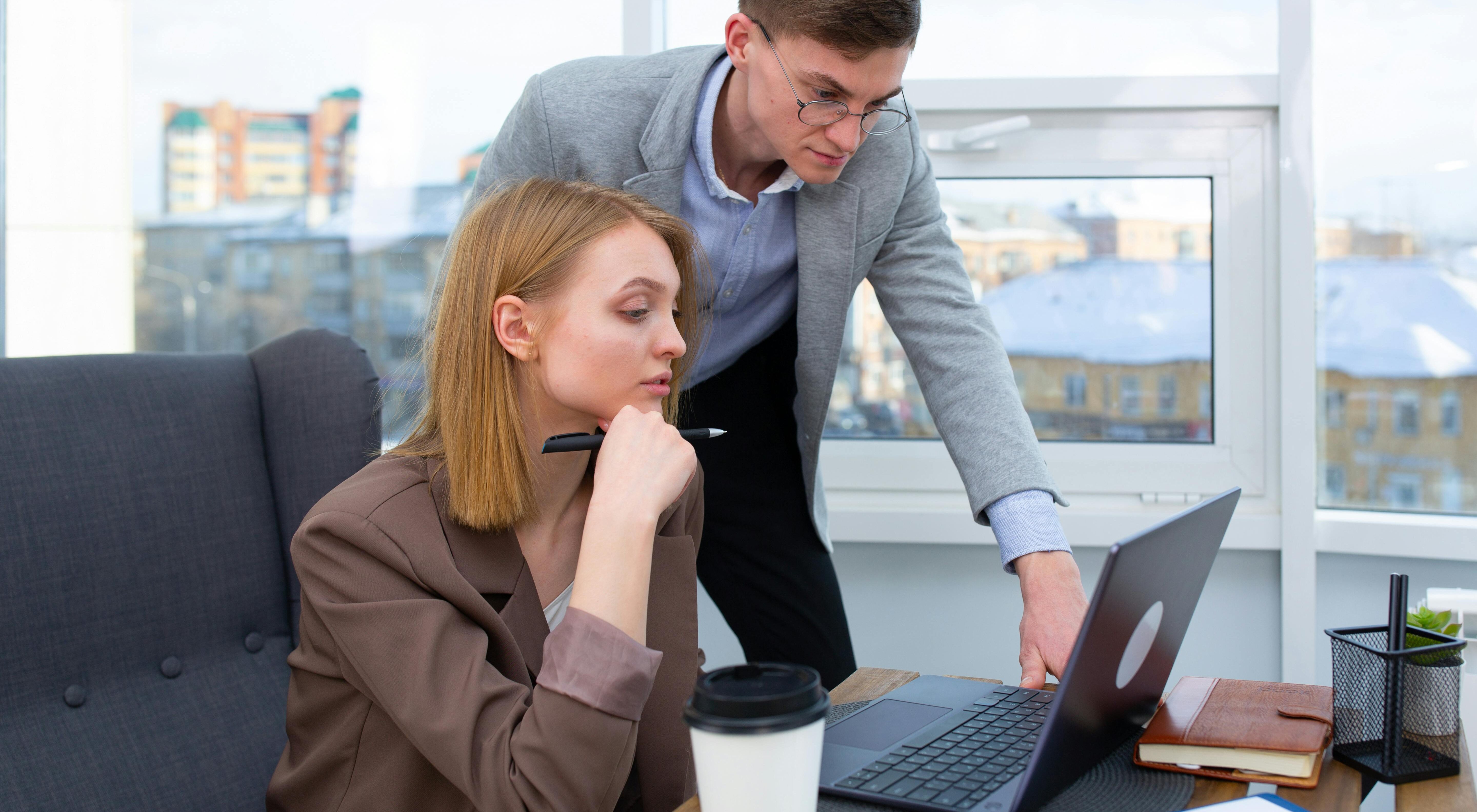 Ermutigung - Vorgesetzter bespricht Projekt mit Mitarbeiterin