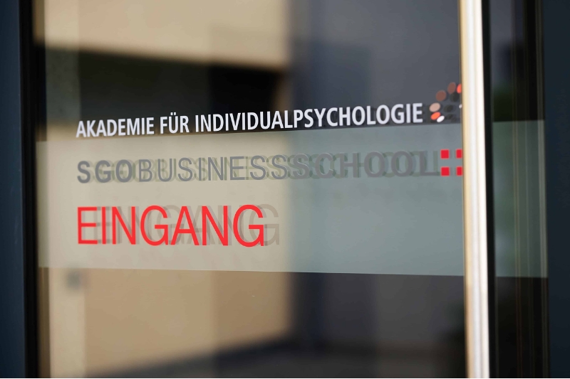 Psychologie studieren oder eine Ausbildung in psychosozialer Beratung?