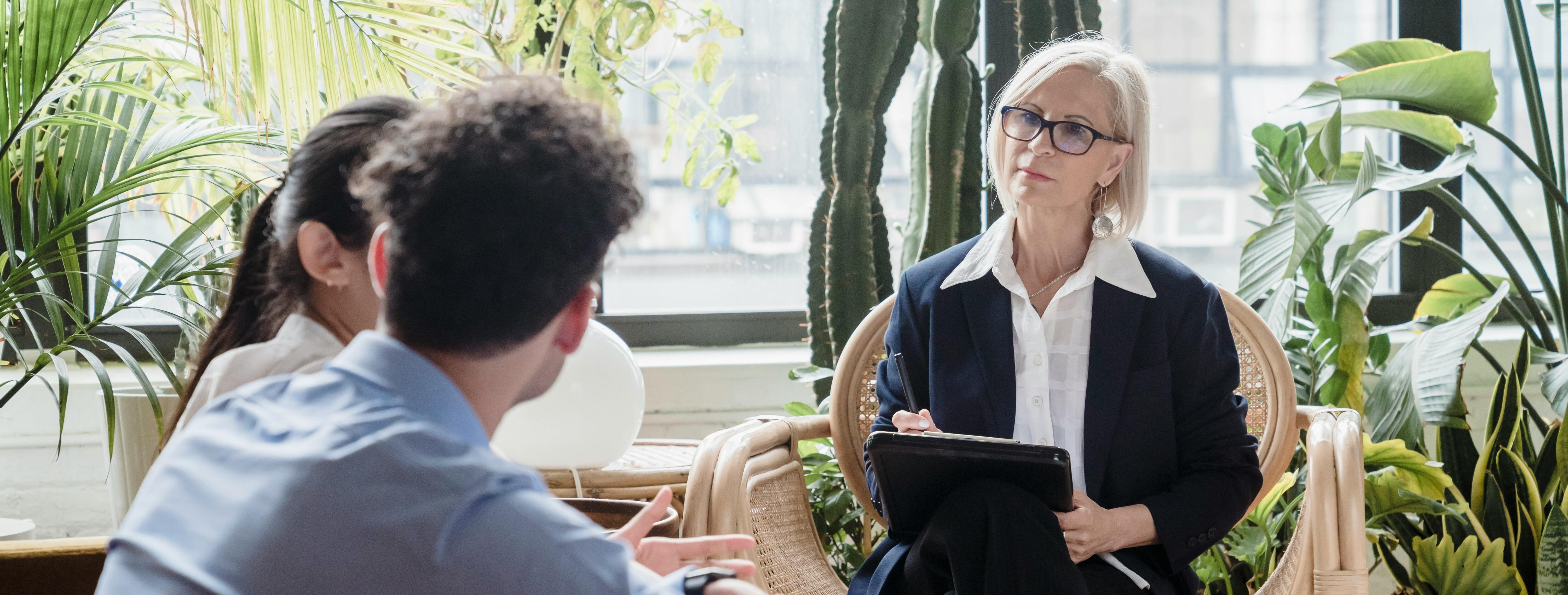 Beraterin hört aufmerksam ihren Klienten zu