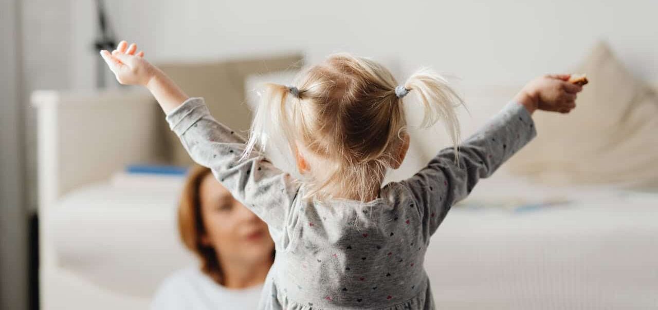 Selbstvertrauen stärken - kleines Mädchen freut sich über etwas was gelungen ist