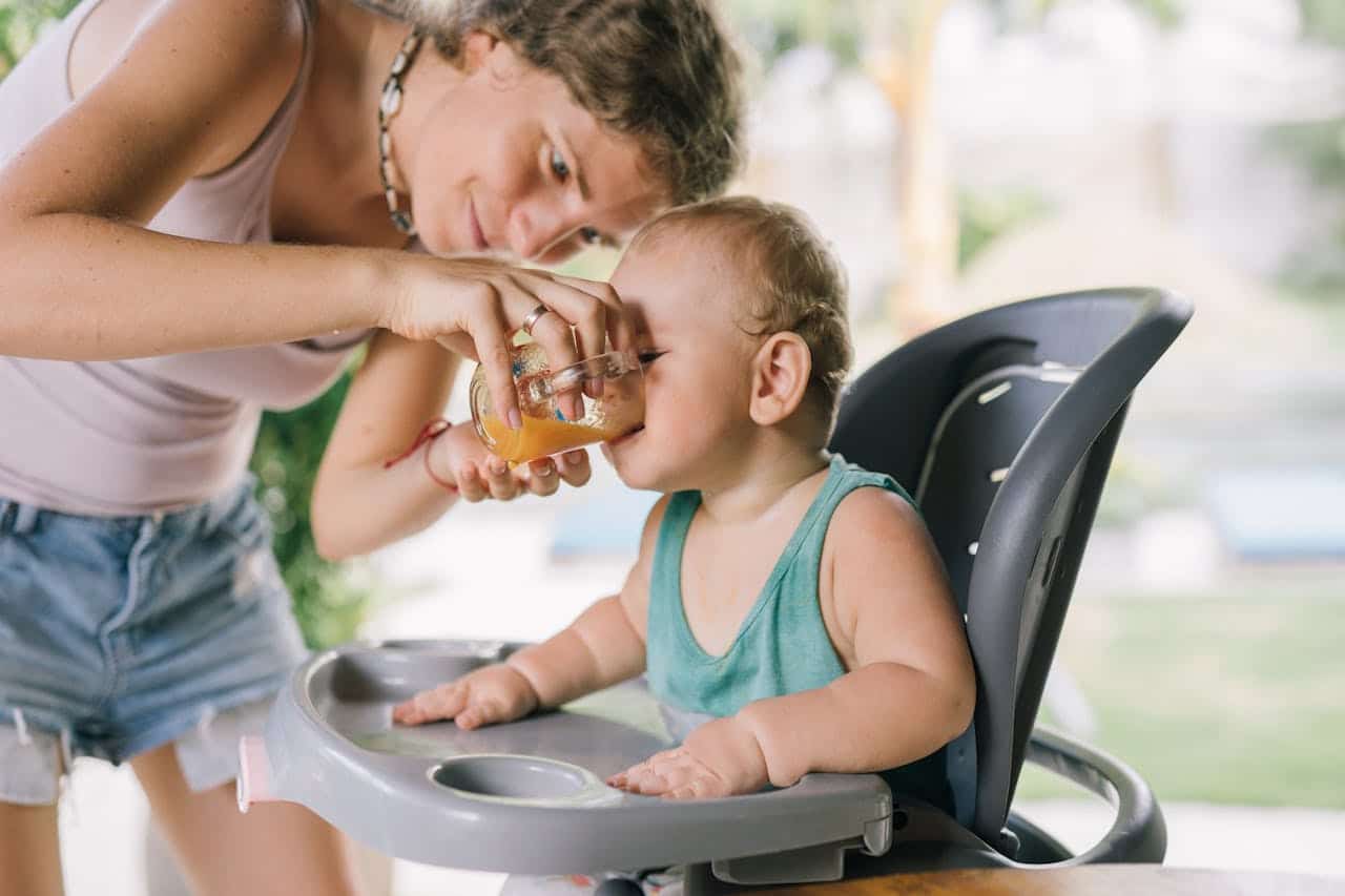 Selbstvertrauen stärken: kleines Kind bekommt von Mutter zu trinken