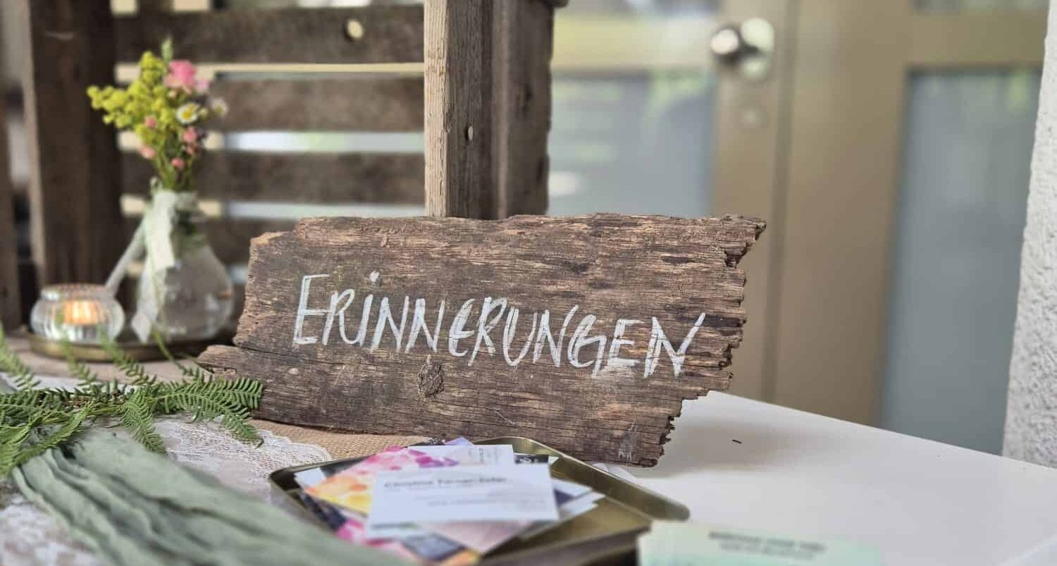 AFI-Alumni-Treff - Holzbrett mit dem Titel Erinnerungen