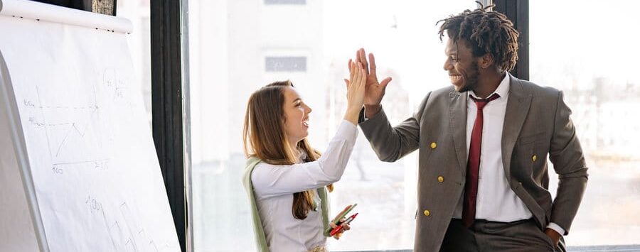 Blog Führungsstil: Eine Mitarbeiterin wird für Ihre Mühe ermutigt und sie geben sich ein high five.